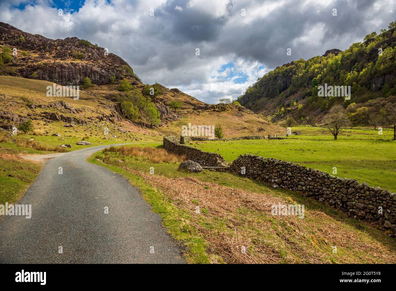 Die Straße nach Watendlath Tarn durch das Watendlath-Tal im Lake District, England Stockfoto