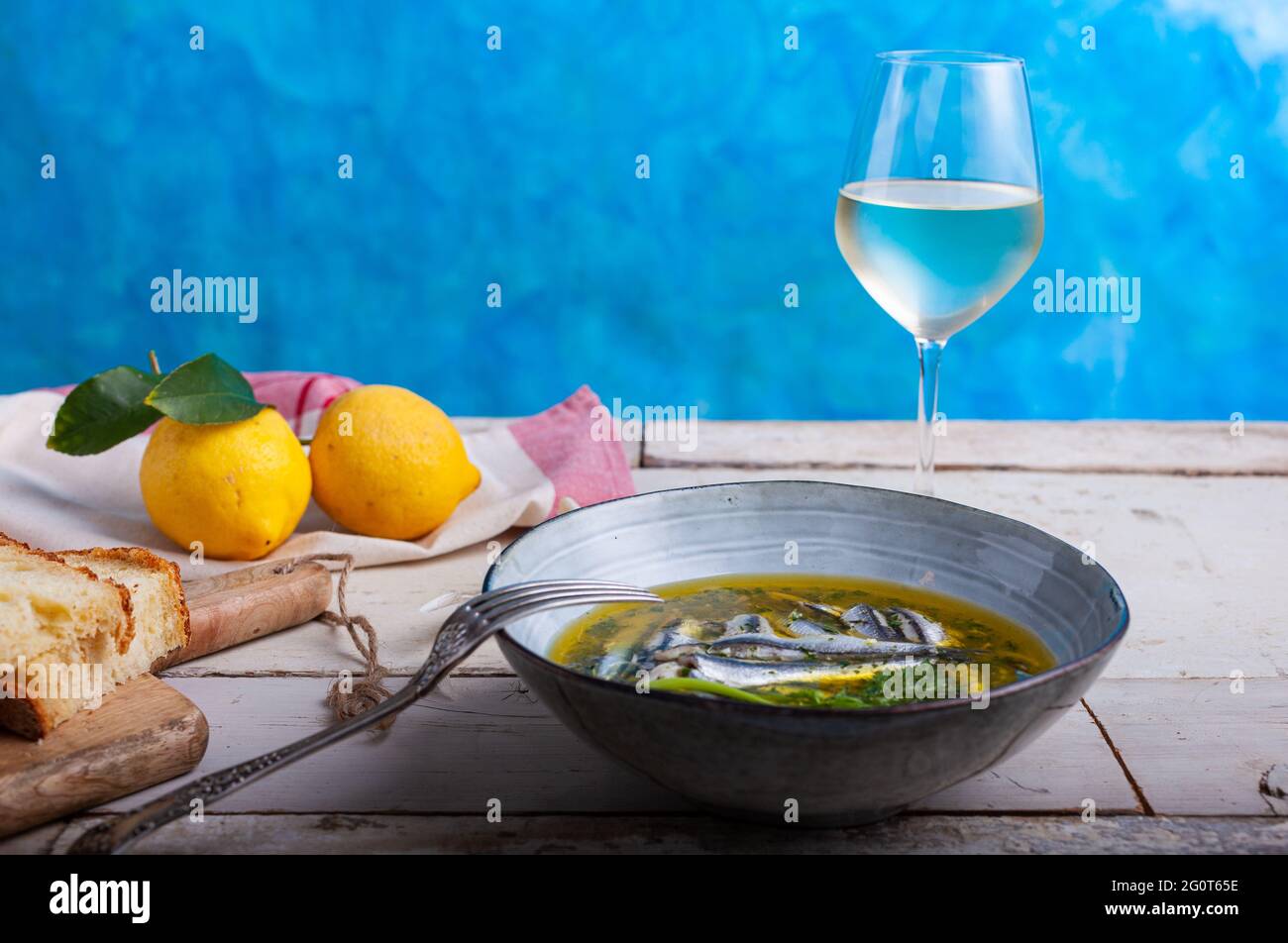 Marinierte Sardellen in Zitronensaft mit Olivenöl, Knoblauch und Petersilie. Traditionelle mediterrane Sommergerichte Stockfoto