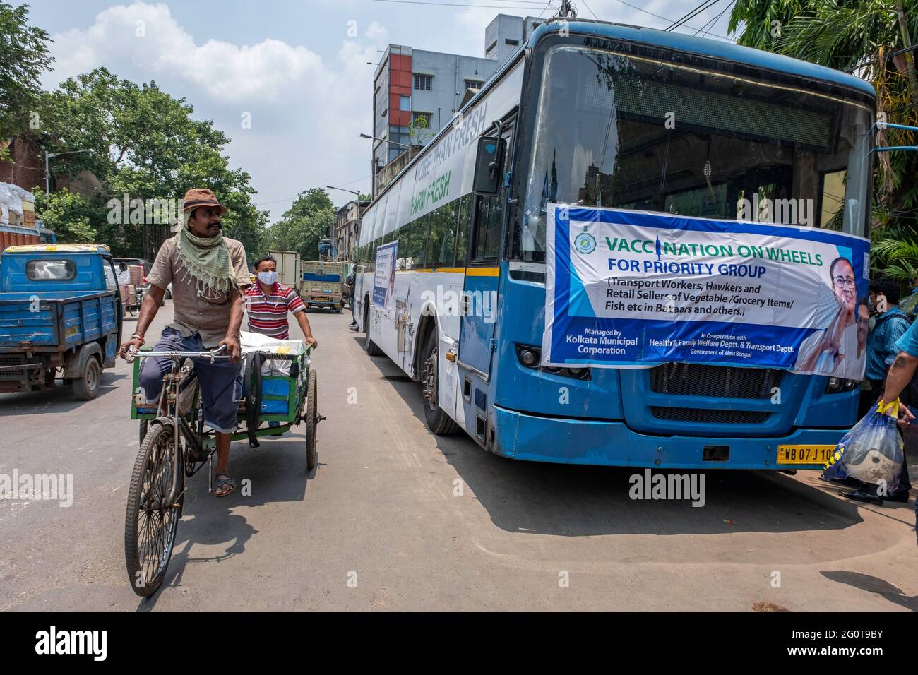 Kalkutta, Indien. Juni 2021. Die tägliche Arbeit geht an der „Impfung am Rad“ in Kalkutta vorbei. Ein Bus wurde in ein COVID-Impfzentrum umgewandelt, um den Anstieg der COVID-19-Fälle in Indien einzudämmen. Kredit: SOPA Images Limited/Alamy Live Nachrichten Stockfoto