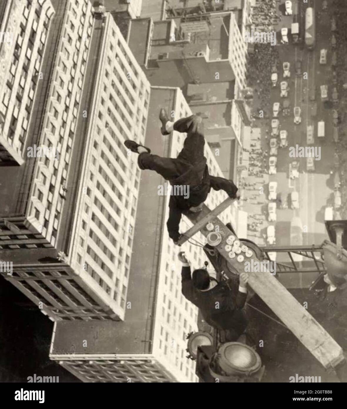 Ein risikoreiche Balanceakt über den Straßen der Stadt Stockfoto