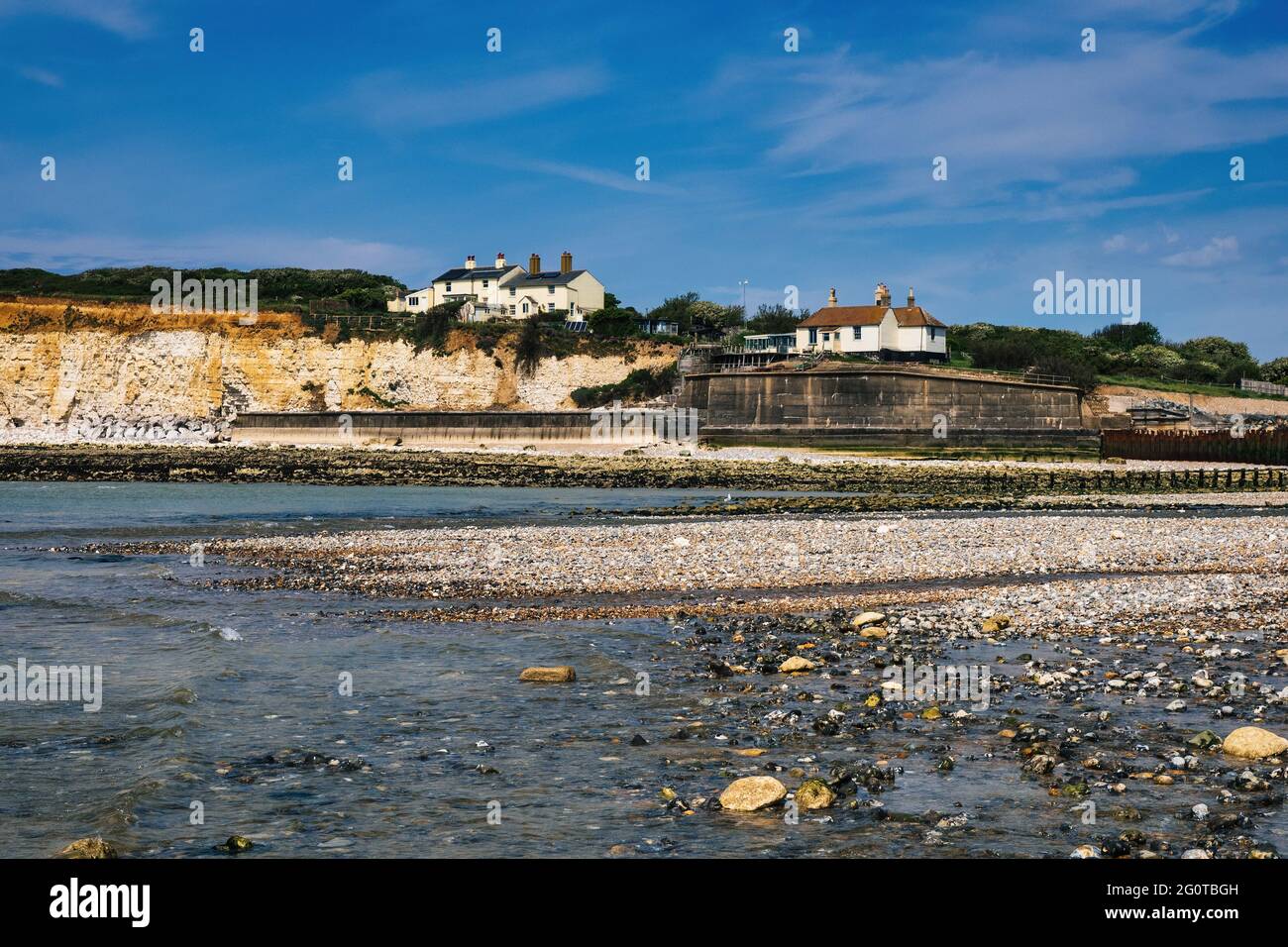 Die ikonischen Coastguard Cottages in Cuckmere Haven, von dem Punkt aus gesehen, an dem der Fluss Cuckmere in den Ärmelkanal mündet. Stockfoto