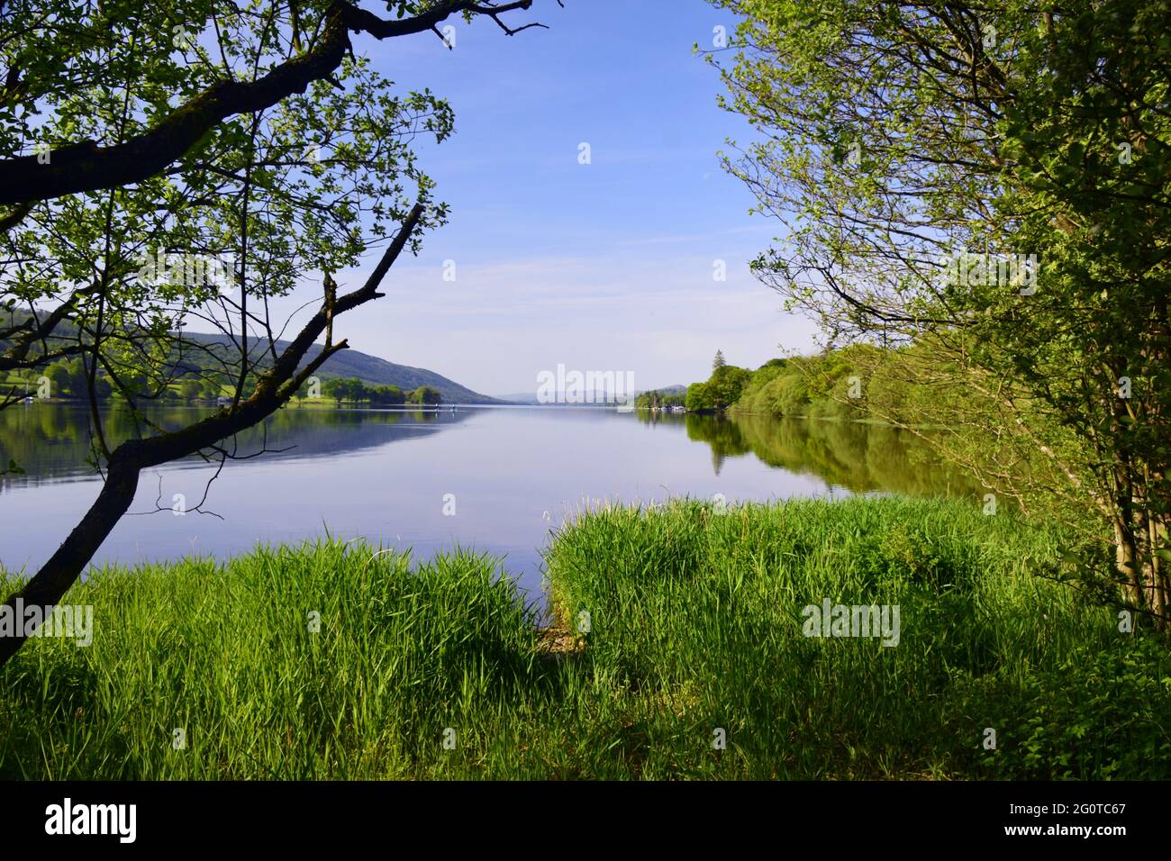 Coniston Water liegt inmitten der Pracht der umliegenden Furness Fjälls mit dem alten Mann von Coniston Blick über die Szene an einem sonnigen Sommermorgen. Stockfoto