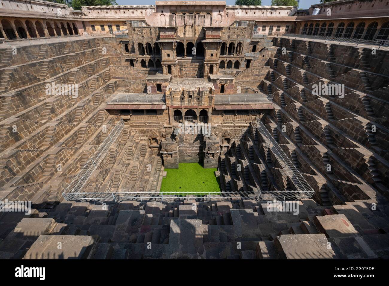 Der Chand Baori-ein Steppwell von König Chanda in Abhaneri Dorf, Rajasthan im 9. Jahrhundert gebaut. Es besteht aus 3,500 Stufen und ist 13 Stockwerke tief Stockfoto