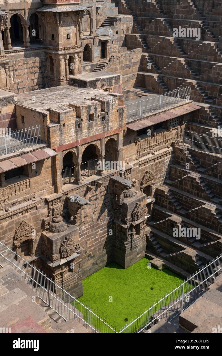 Der Chand Baori-ein Steppwell von König Chanda in Abhaneri Dorf, Rajasthan im 9. Jahrhundert gebaut. Es besteht aus 3,500 Stufen und ist 13 Stockwerke tief Stockfoto