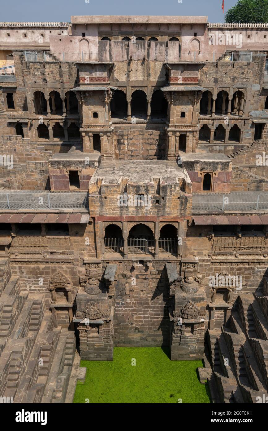 Der Chand Baori-ein Steppwell von König Chanda in Abhaneri Dorf, Rajasthan im 9. Jahrhundert gebaut. Es besteht aus 3,500 Stufen und ist 13 Stockwerke tief Stockfoto