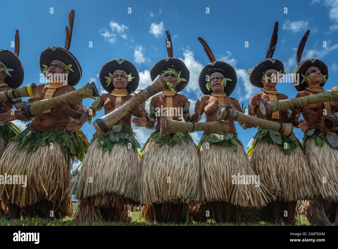 PAPUA-NEUGUINEA: Der Stamm der Enga spielt auf dem Festival ihre Trommeln. DIESER FOTOGRAF hat die konkurrierenden Stämme von Papua-Neuguinea eingefangen, die anstehen Stockfoto