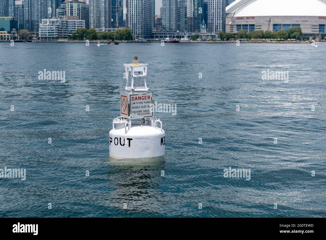 Boje im Lake Ontario markiert das Gebiet, in dem Tiefflieger im Porter Airport landen, der sich auf einer Insel in der Stadt Toronto befindet Stockfoto