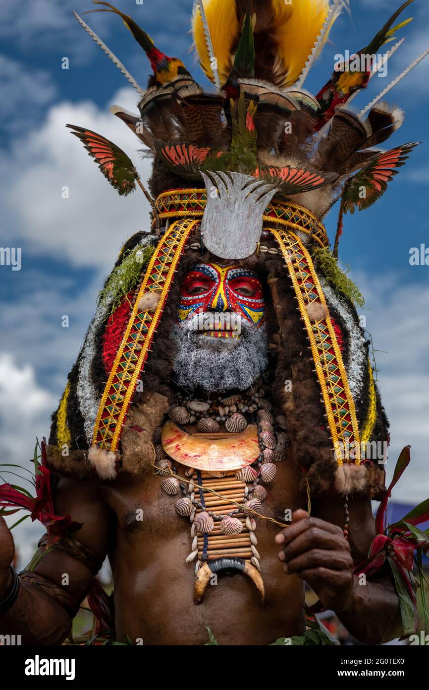 PAPUA-NEUGUINEA: Ein Mitglied des Stammes der Tambul. DIESER FOTOGRAF hat die konkurrierenden Stämme von Papua-Neuguinea festgehalten, die sich in einem jährlichen c zusammenschließen Stockfoto