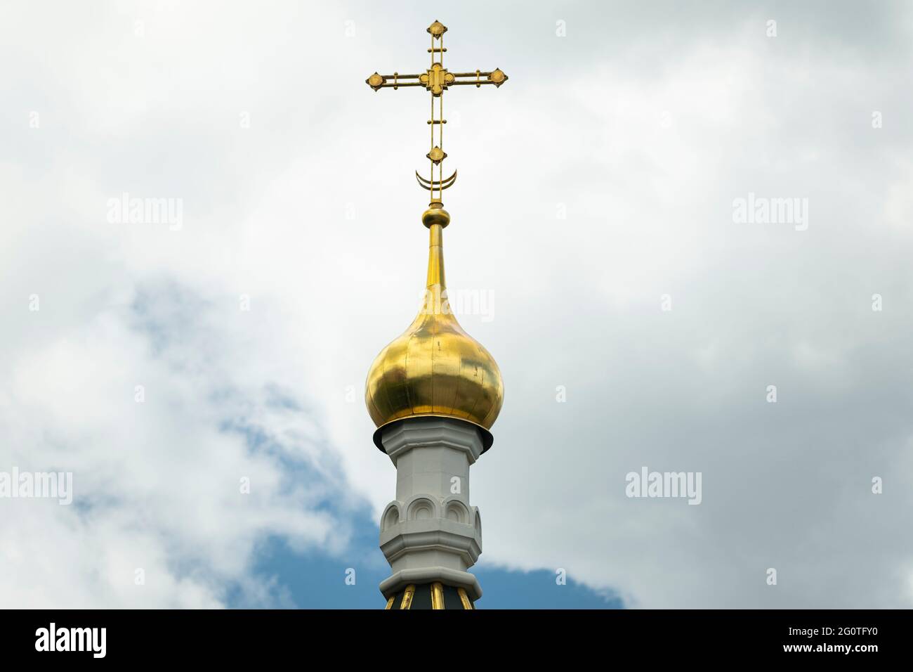 Goldenes Kreuz am Himmel. Kreuz auf dem Kirchendach. Stockfoto