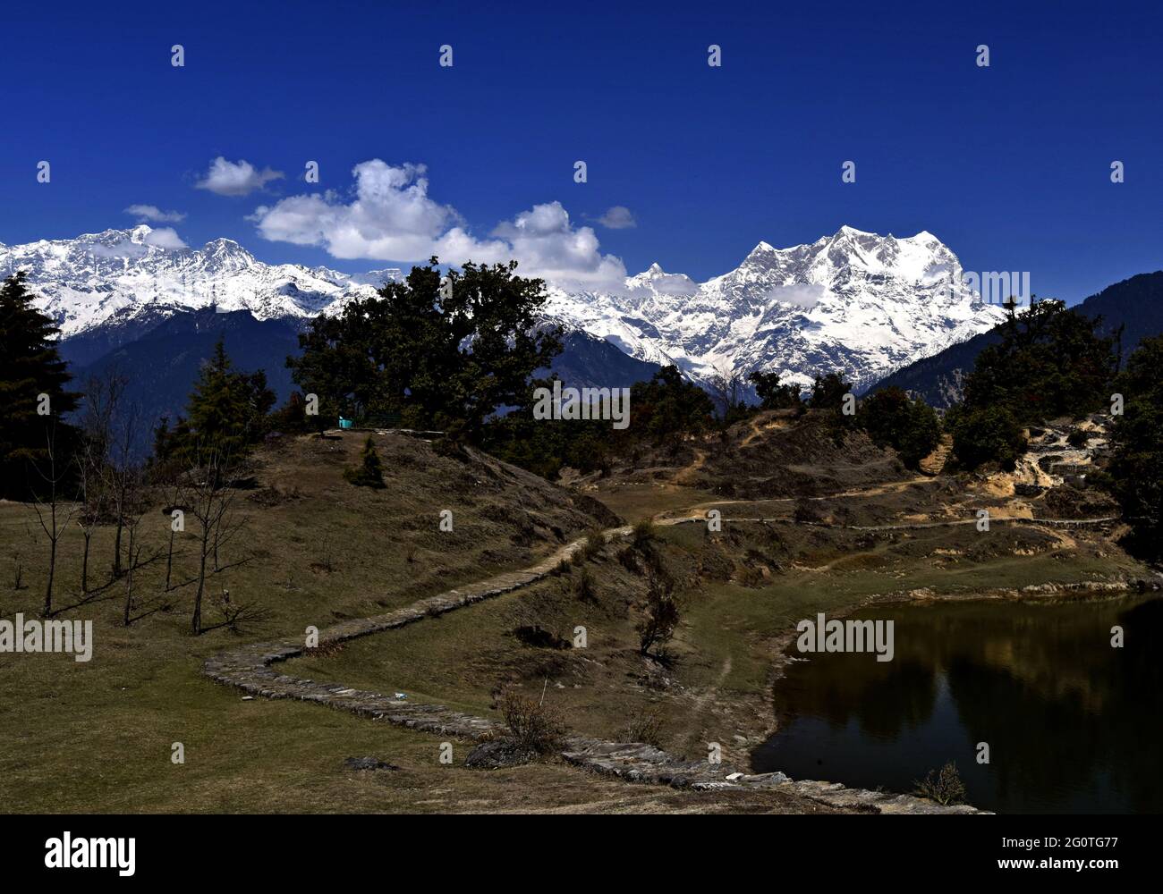 Deoria Tal oder Devariya Tal ist ein unberührter See Stockfoto