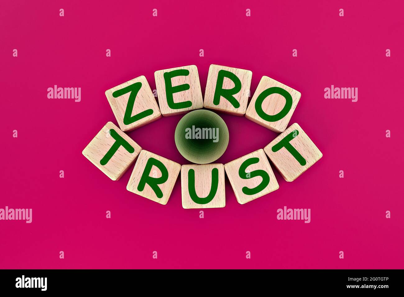 Foto über Zero Trust Thema. Holzwürfel mit den Worten "Zero Trust", auf rosa Hintergrund Stockfoto