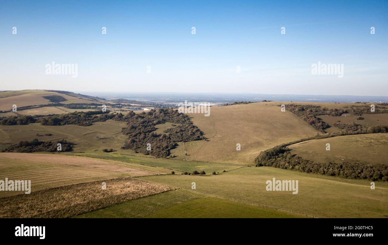 The South Downs, East Sussex, England. Erhöhte ländliche Luftaufnahme der sanften Hügel des Südens von England in der Nähe von Eastbourne. Stockfoto