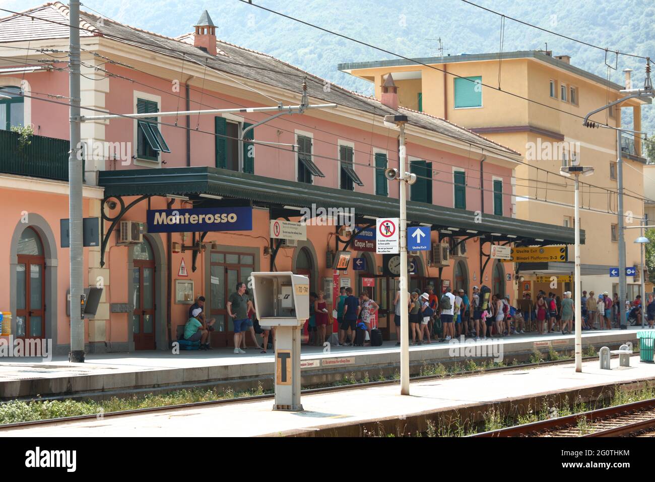 Touristen warten auf einen Zug auf Monterosso Bahnhof, La Spezia, Italien. . Touristen reisen lieber mit dem Zug in den Nationalpark Cinque Terre Stockfoto