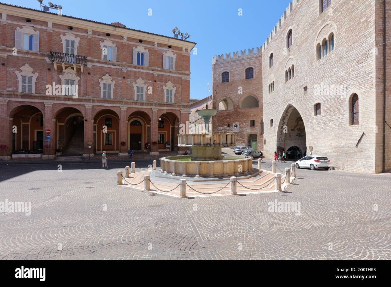 Sturinalto-Brunnen auf der Piazza del Comune gegen den Palazzo Del Podesta in Fabriano, Provinz Ancono, Marken, Italien Stockfoto