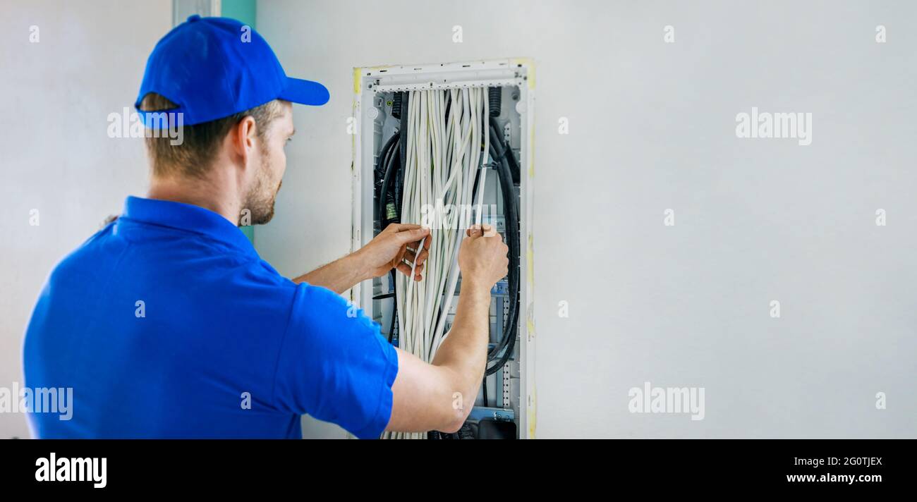 Haus elektrische Verkabelung - Elektriker arbeitet mit Kabeln in Anschlussdose. Banner Kopie Platz Stockfoto