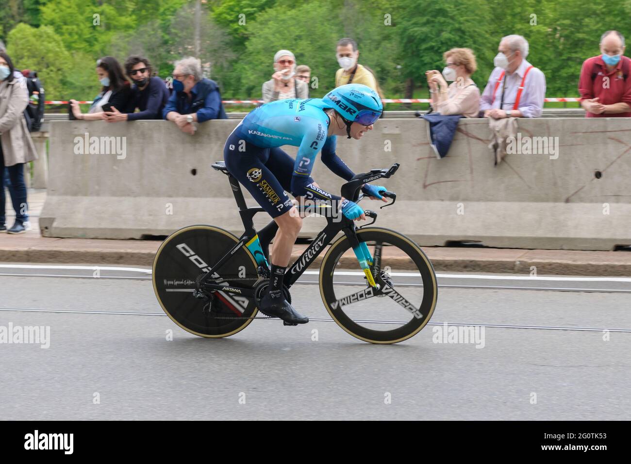 Aleksandr Vlasov (Team Astana - Premier Tech) in vollem Einsatz während eines individuellen Zeitfahrens.der Giro d'Italia fand vom 8. Bis 30. Mai 2021 statt. Die erste Etappe am 8. Mai war ein Zeitfahren von 8 Kilometern in den Straßen von Turin. Der Sieger dieser ersten Etappe ist der Italiener Filippo Ganna (Team Ineos Grenadiers). Sieger der Gesamtwertung ist der Kolumbianer Egan Bernal (Team Ineos Grenadier). Stockfoto