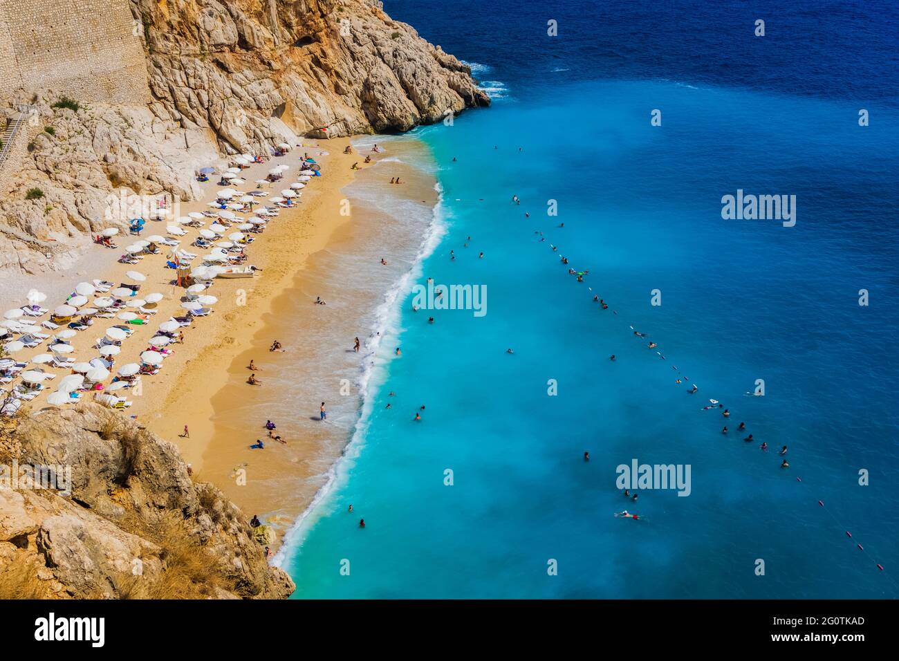 Luftaufnahme des Kaputas Strandes in Kas, Kalkan, Antalya, Türkei. Lykische Art. Sommer- und Urlaubskonzept Stockfoto