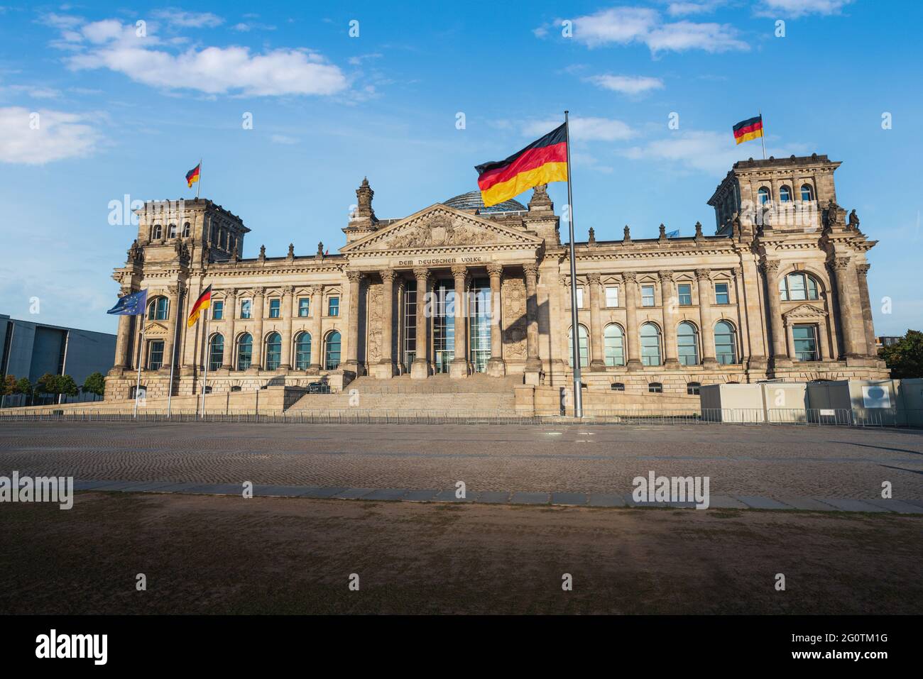 Deutscher Bundestag - Reichstagsgebäude mit deutscher Flagge - Berlin, Deutschland - Text sagt: Dem deutschen Volk Stockfoto