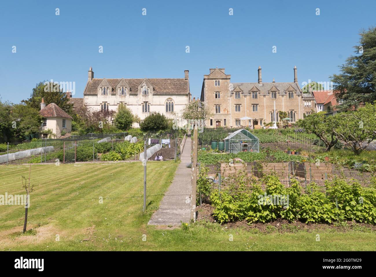 Blick auf die Zuteilung und die Gärten hinter Hugh Sexey's Krankenhaus in Bruton Somerset Stockfoto
