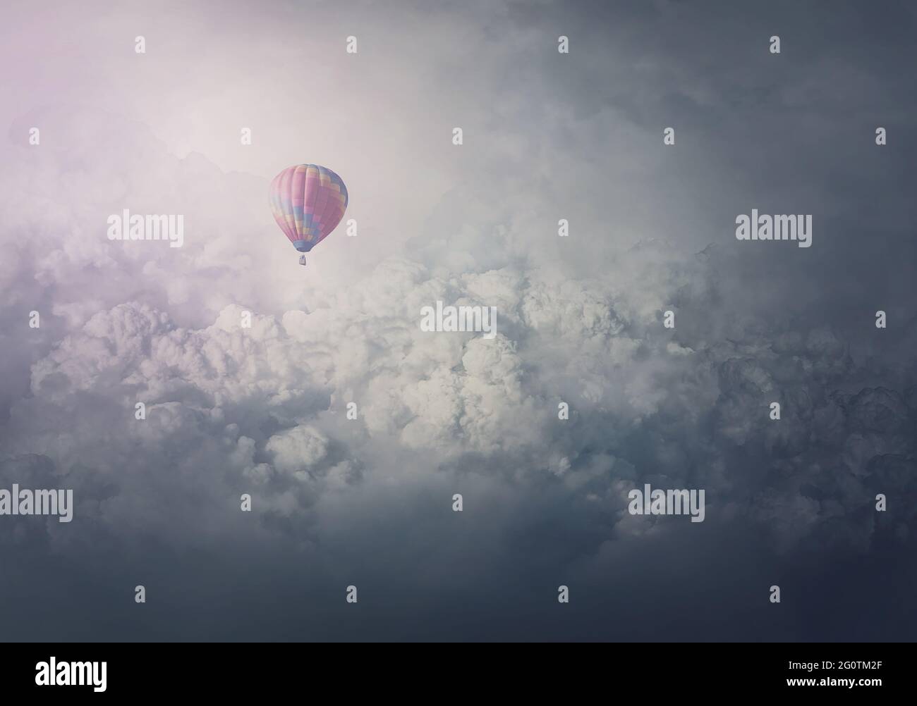 Wunderbares Abenteuer, epische Szene mit einem Heißluftballon, der über den Wolken fliegt. Fabelhafte minimalistische Aussicht, Luftschiff schwebend in den Himmel. Reisen und journ Stockfoto