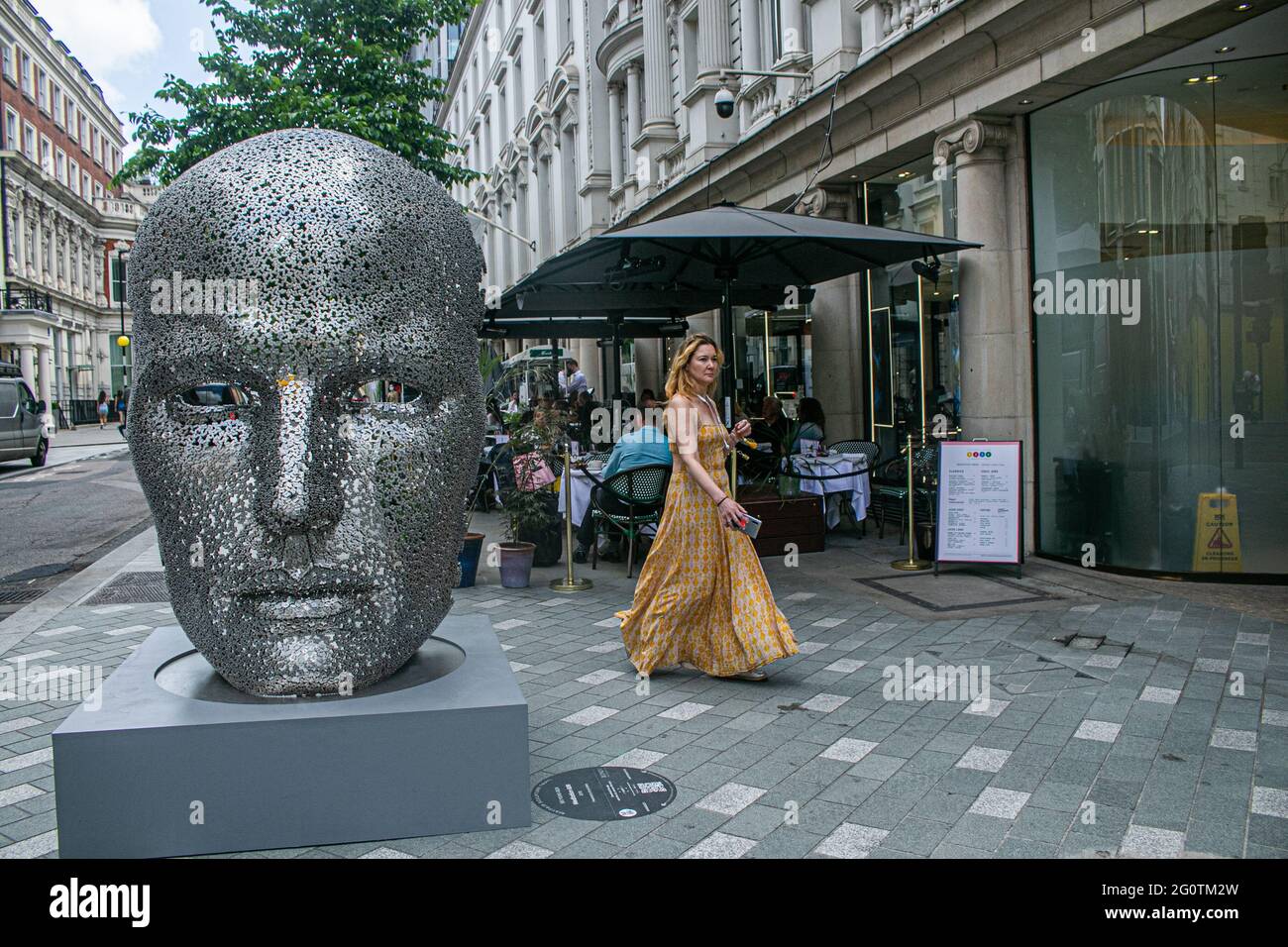 MAI FAIR LONDON 3 JUNI 2021 . SEO Young-Deok, Meditation 626, 2018 - vier öffentliche Kunstskulpturen zeitgenössischer Künstler im Rahmen des Mayfair Art Weekend's Sculpture Trail im Juni präsentiert von DER OPERA Gallery New Bond Street. Credit amer Ghazzal/Alamy Live News Stockfoto