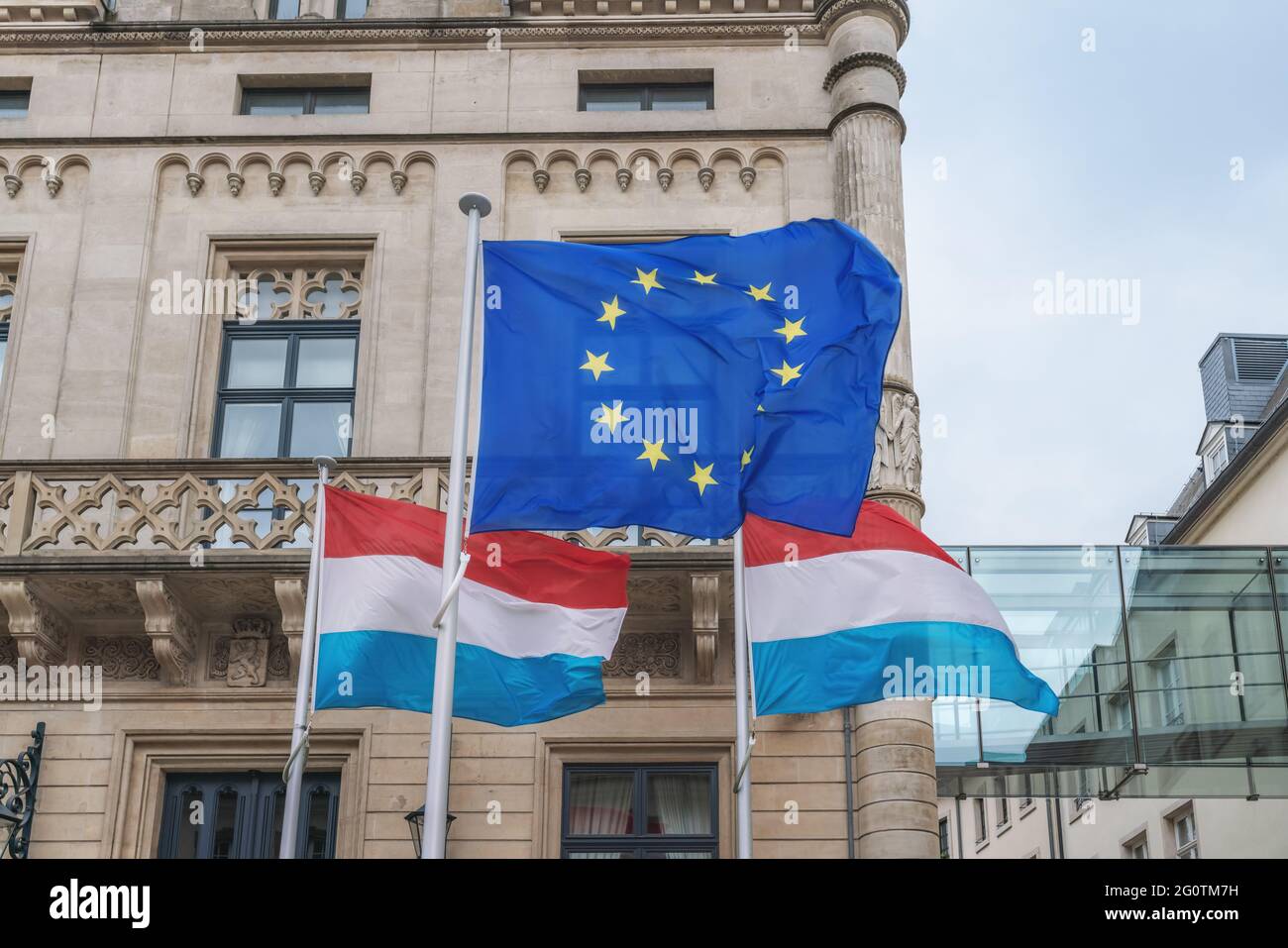 Flaggen der Europäischen Union und Luxemburgs winken vor der Abgeordnetenkammer - Luxemburg-Stadt, Luxemburg Stockfoto