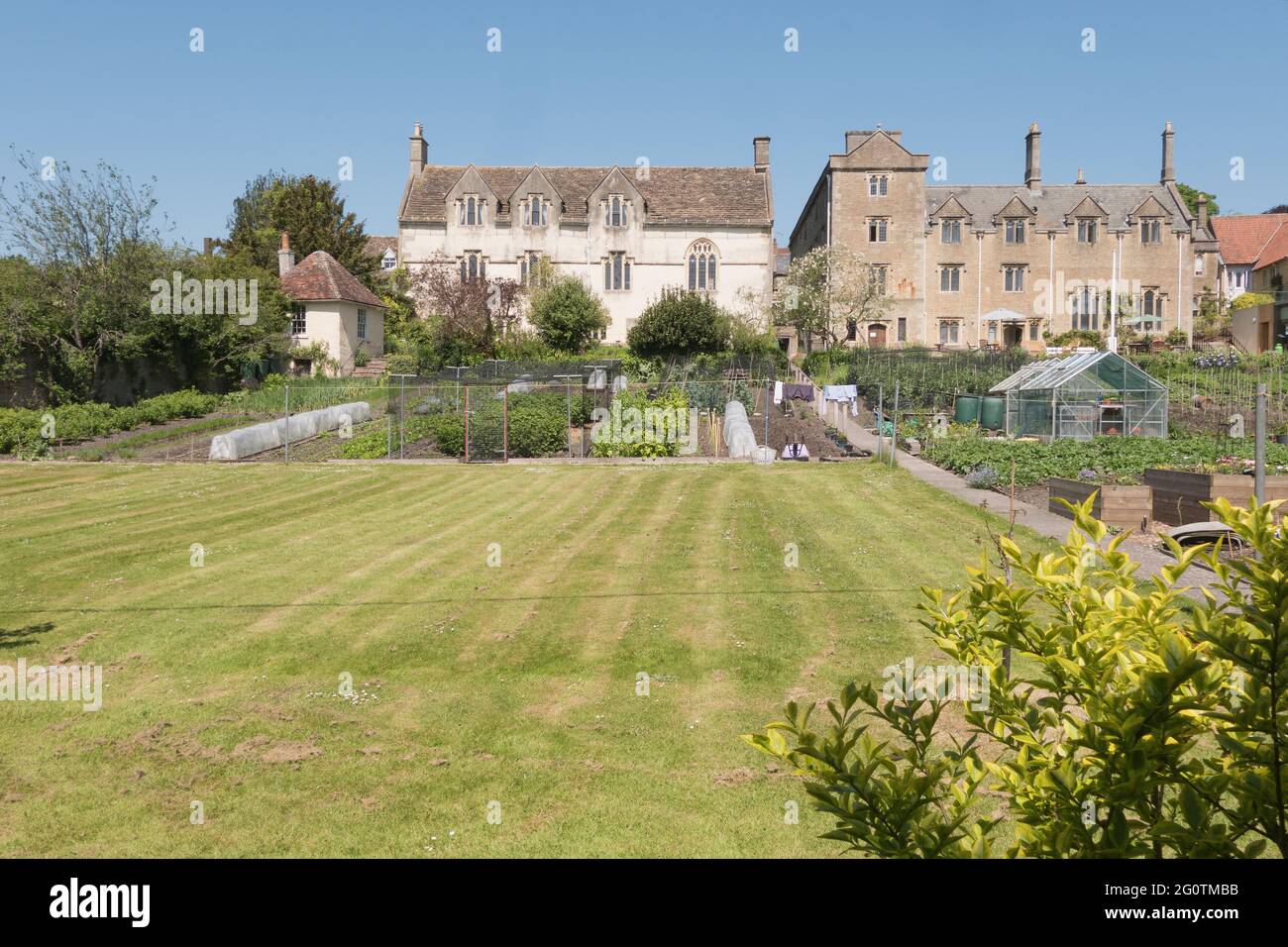 Blick auf die Zuteilung und die Gärten hinter Hugh Sexey's Krankenhaus in Bruton Somerset Stockfoto