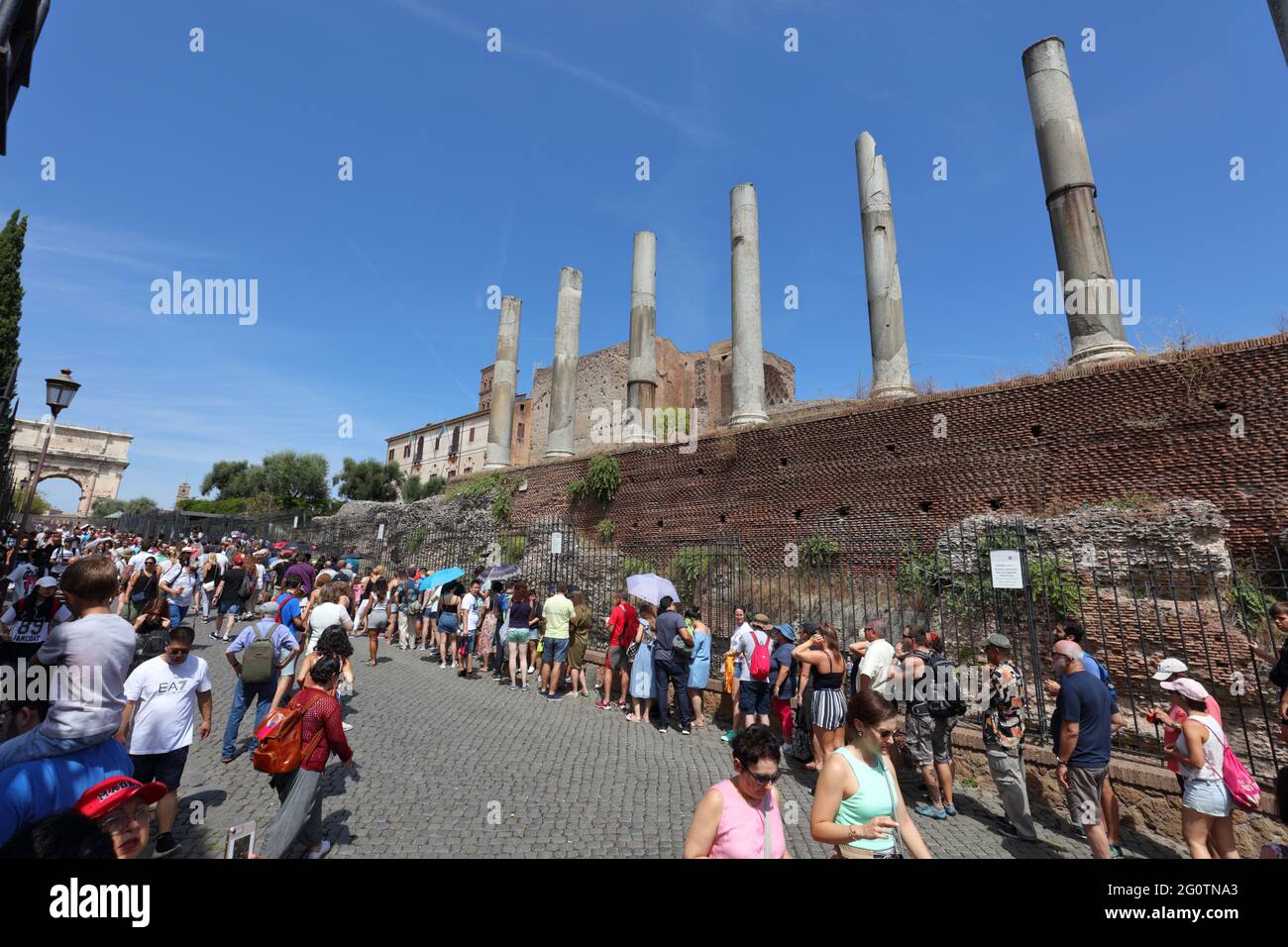 Auf der Via Sacra stehen Menschen Schlange, um das Forum Romanum in Rom, Italien, zu erreichen Stockfoto