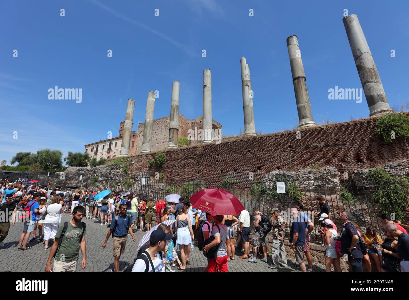 Auf der Via Sacra stehen Menschen Schlange, um das Forum Romanum in Rom, Italien, zu erreichen Stockfoto