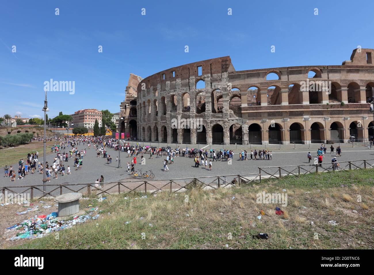 Touristen am Kolosseum, oder Kolosseum, im Zentrum von Rom, Italien. Es ist das größte Amphitheater, das je gebaut wurde Stockfoto