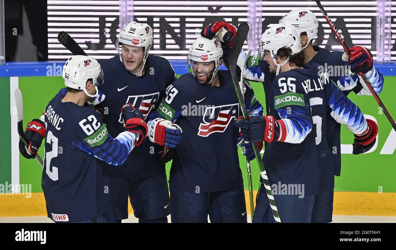 Riga, Lettland. Juni 2021. Colin Blackwell aus den USA, Mitte, feiert ein Tor während des 2021 IIHF Eishockey-Weltmeisterschaft Viertelfinalmatches USA gegen Slowakei, gespielt in Riga, Lettland, am 3. Juni 2021. Quelle: VIT Simanek/CTK Photo/Alamy Live News Stockfoto