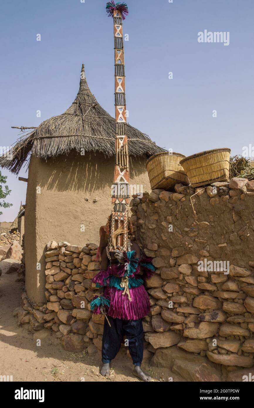 Maskentänzer im Dorf Tireli , Dogon Land, Mali Stockfoto