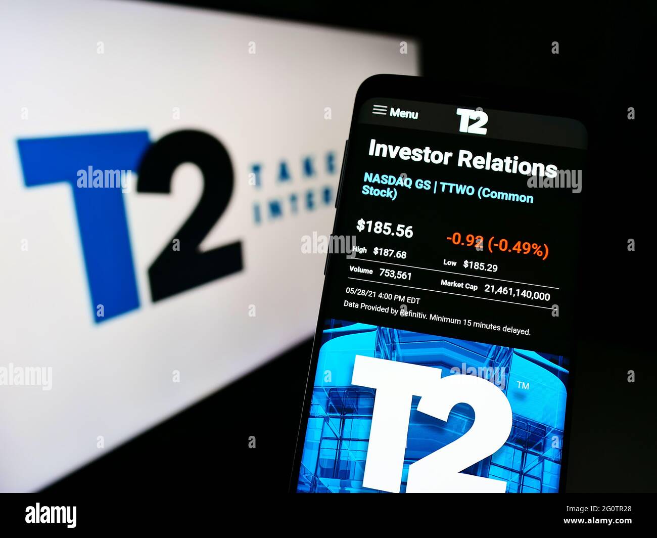 Person, die Mobiltelefon mit Webseite des Videospielunternehmens Take-Two Interactive Software auf dem Bildschirm mit Logo hält. Konzentrieren Sie sich auf die Mitte des Telefondisplays. Stockfoto