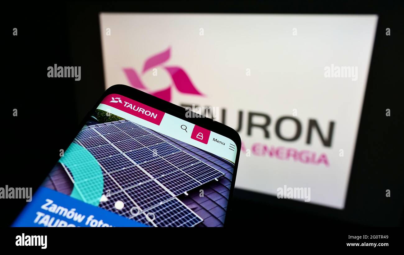 Smartphone mit Website des polnischen Energieunternehmens Tauron Polska Energia S.A. auf dem Bildschirm vor dem Firmenlogo. Konzentrieren Sie sich auf die obere linke Seite des Telefondisplays. Stockfoto