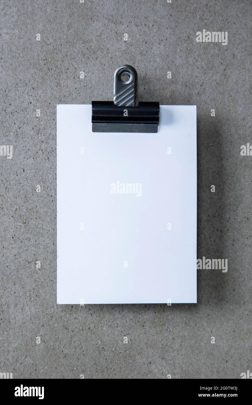 Weiße Einladung oder Postkarte mit Büroclip Stockfoto