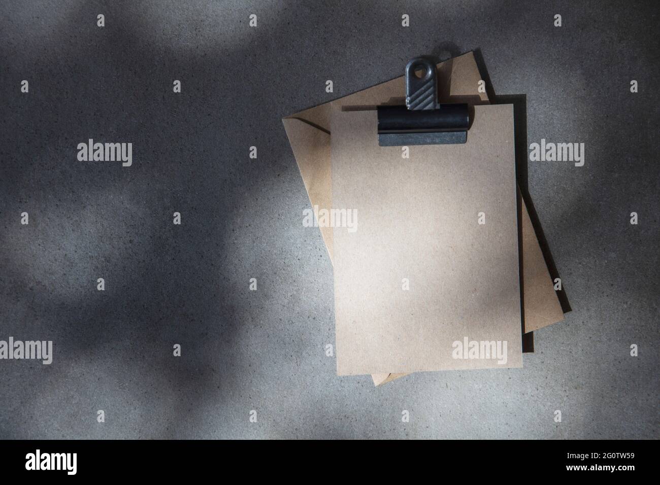 Weiße braune Einladung oder Postkarte mit Umschlag unter strahltem Sonnenlicht Stockfoto