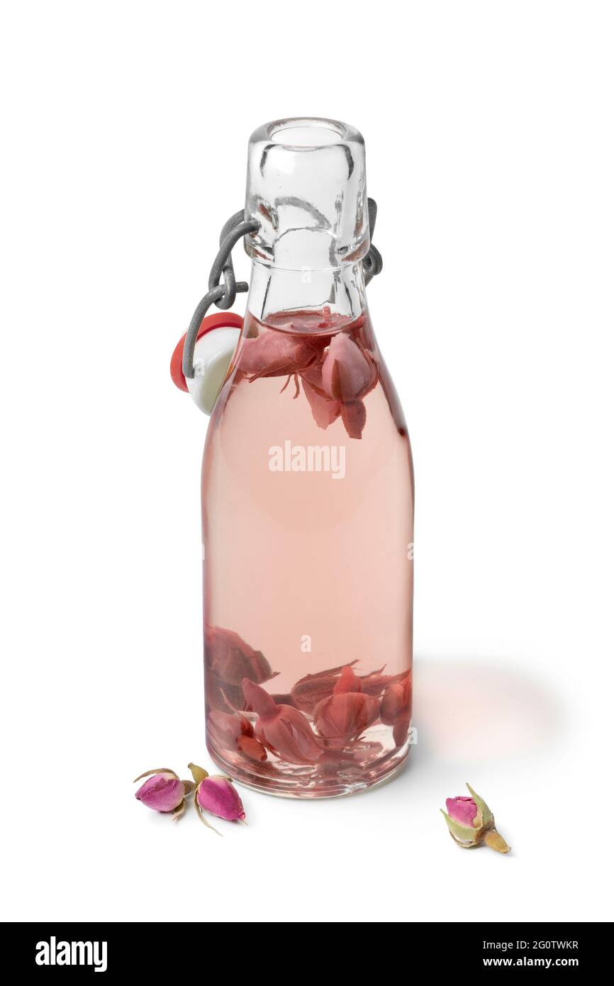 Aromatisches Rosenwasser in einer Glasflasche isoliert auf weißem Hintergrund Stockfoto