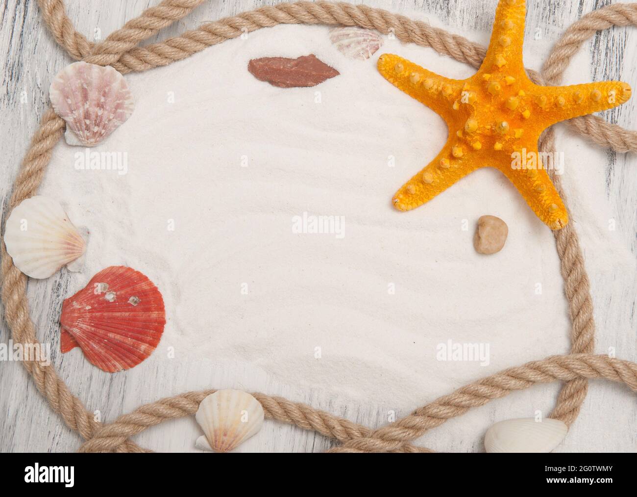 Abstrakter Meereshintergrund mit Seilen, Muscheln, Seesternen Stockfoto