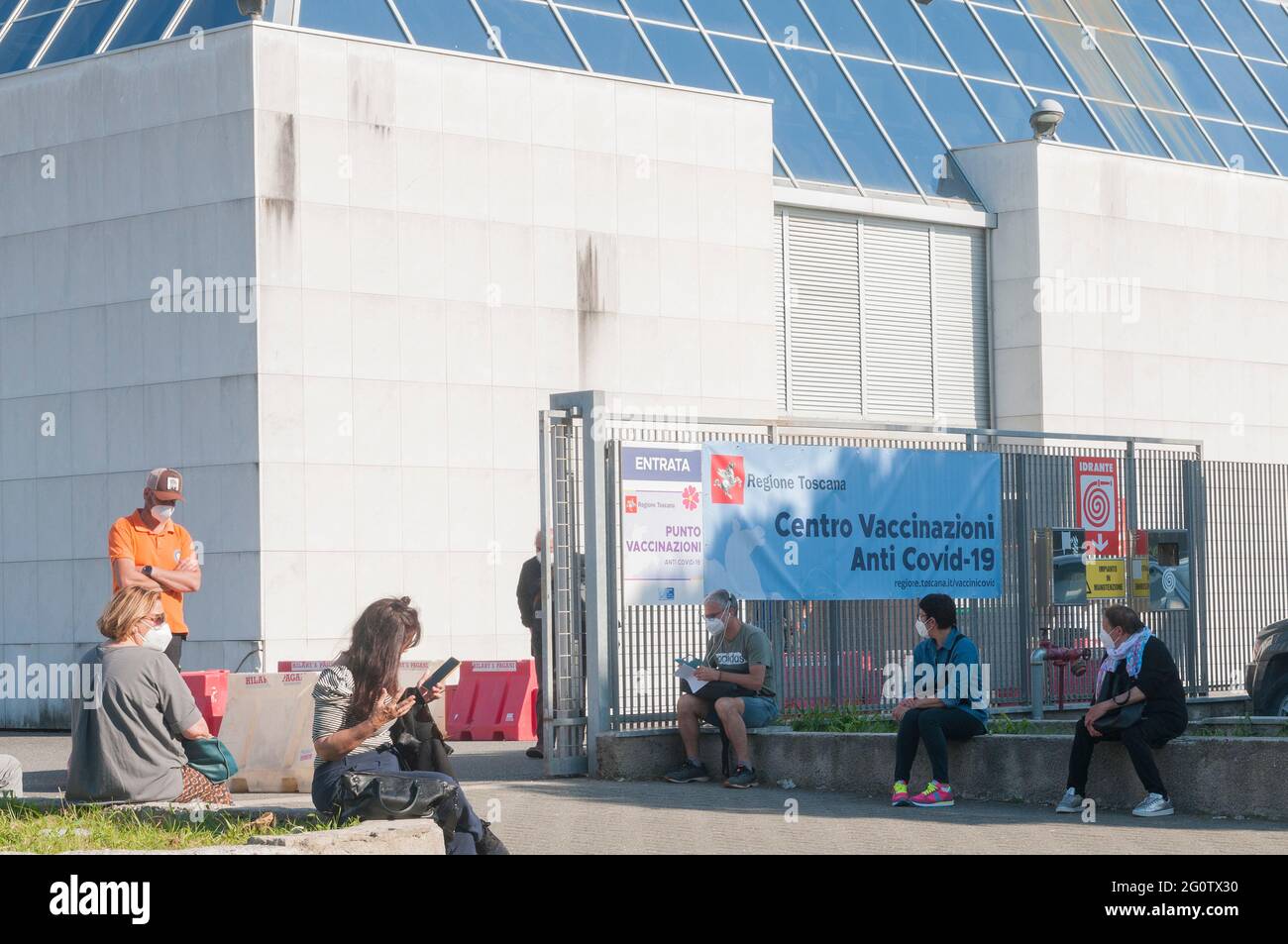 Carrara, Italien - 03. Juni 2021 - am Eingang eines der Massenimpfzentren der Toskana, Italien, warten Menschen auf einen Impfstoff. Stockfoto