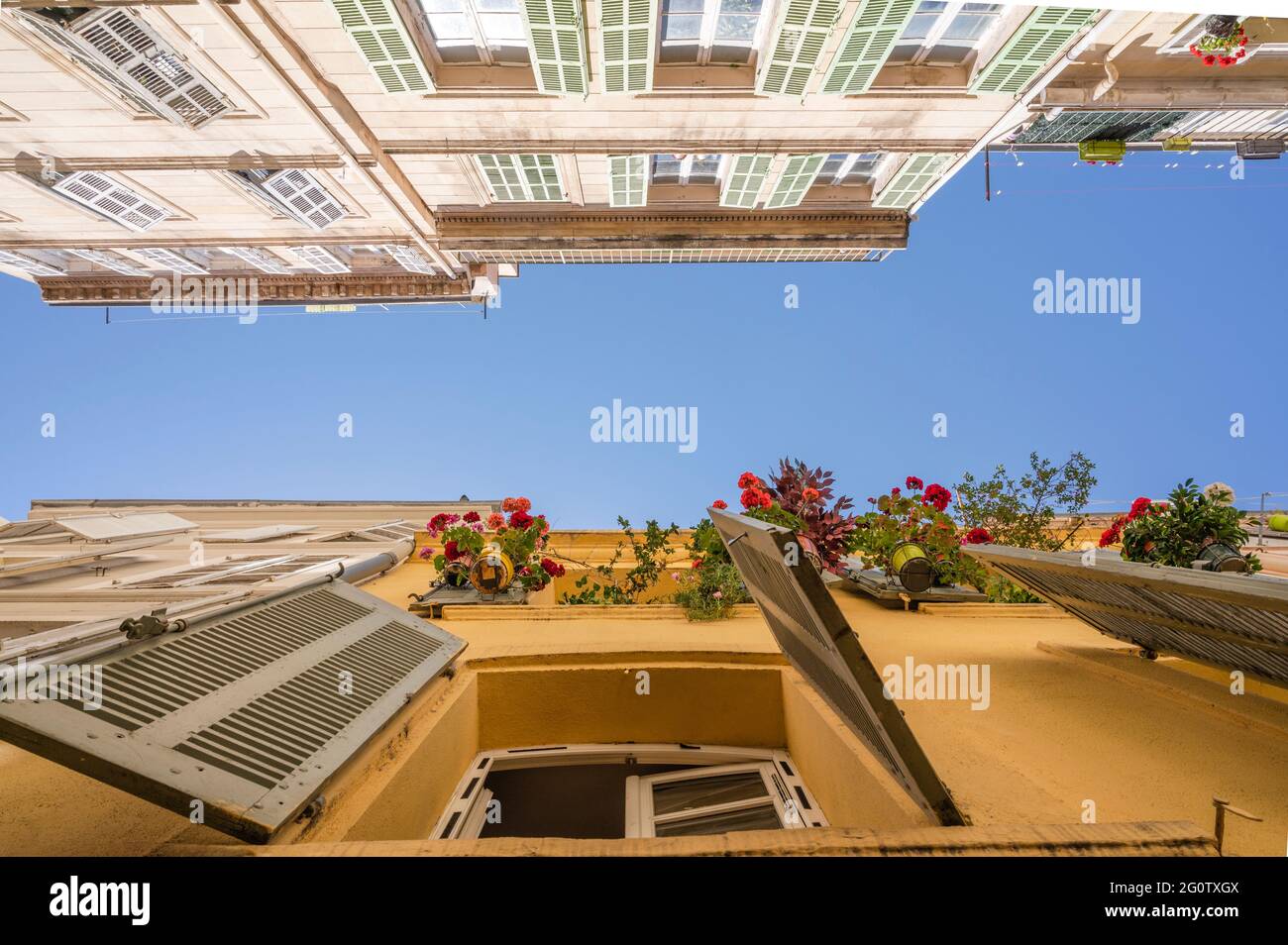 Französisches Leben: Südliche Atmosphäre in den Straßen von Le Panier, dem ältesten Viertel von Marseille, Frankreich Stockfoto