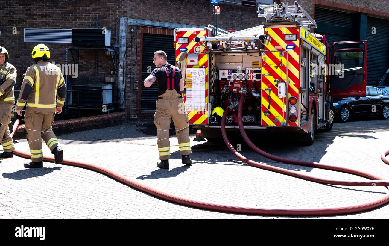 Epsom Surrey London, Großbritannien, 03 2021. Juni, Feuerwehrfahrzeuge und Feuerwehrleute, die an EINEM Brand in EINEM öffentlichen Parkplatz teilnehmen Stockfoto