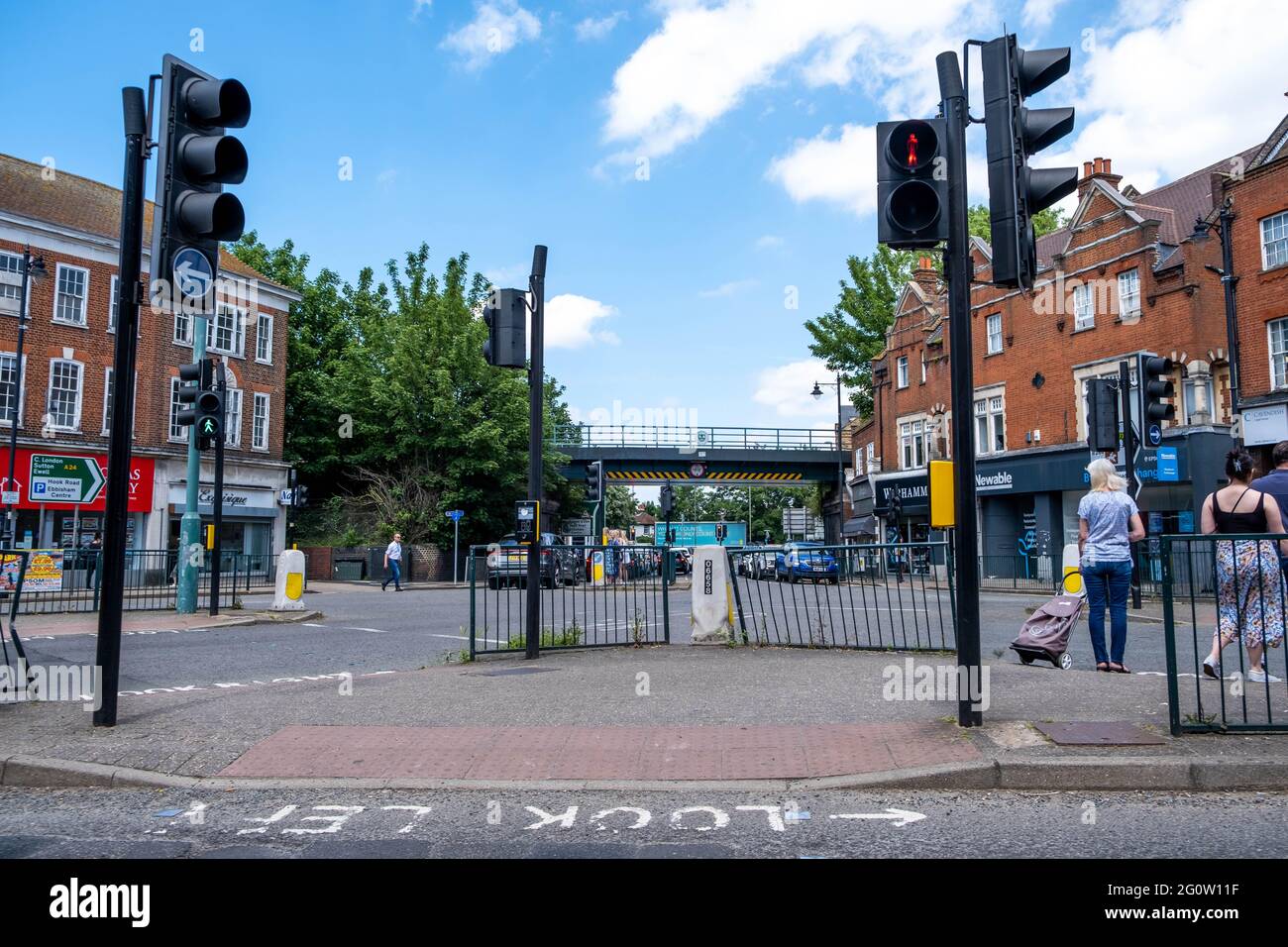 Epsom Surrey London, Großbritannien, 03 2021. Juni, leerer Straßenverkehrskreuz mit EINER Person, die an der Ampel wartet, um einen Einkaufswagen zu überqueren Stockfoto