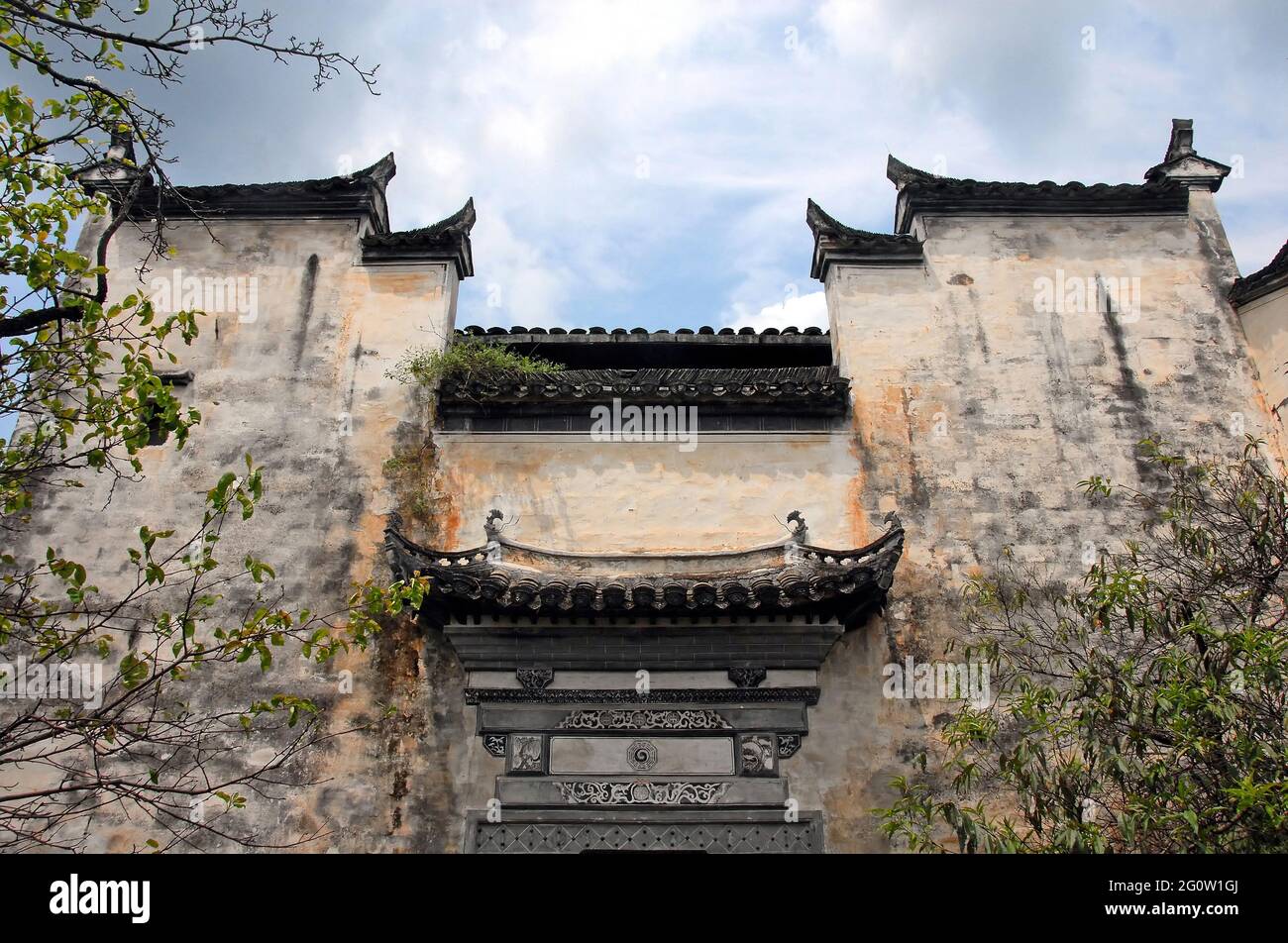 Jiangwan in Wuyuan County, Provinz Jiangxi, China. Traditionelles altes Gebäude mit chinesischem Ziegeldach. Stockfoto