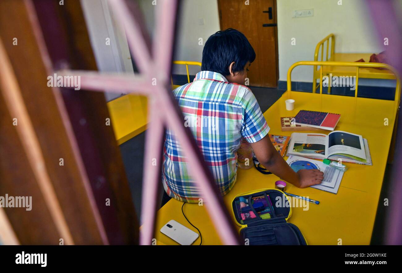 Covid-19-Fälle nehmen während der zweiten Pandemiewelle bei Kindern zu. Viele Kinder testen positiv, viele sind hilflos. Ein Covid Care Center und Quarantänezentren wurden eingerichtet, um ihnen zu helfen. Diese Zentren sind eine Initiative vieler Organisationen, der Mutterschafts- und Kinderkrankenhäuser in Bengaluru, die von der Regierung des Karnataka Child Protection Team unterstützt werden. Wenn die Situation eines Kindes ernst wird, wird das Kind in ein Krankenhaus verlegt. Karnataka, Indien. Stockfoto