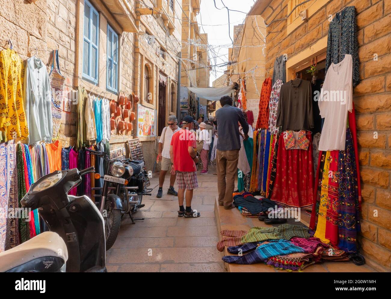 Jaisalmer, Rajasthan, Indien - 13. Oktober 2019 : Bunte Kleidung wird an Ausländer auf dem Marktplatz innerhalb Jaisalmer Fort oder Golden Fort verkauft. Stockfoto