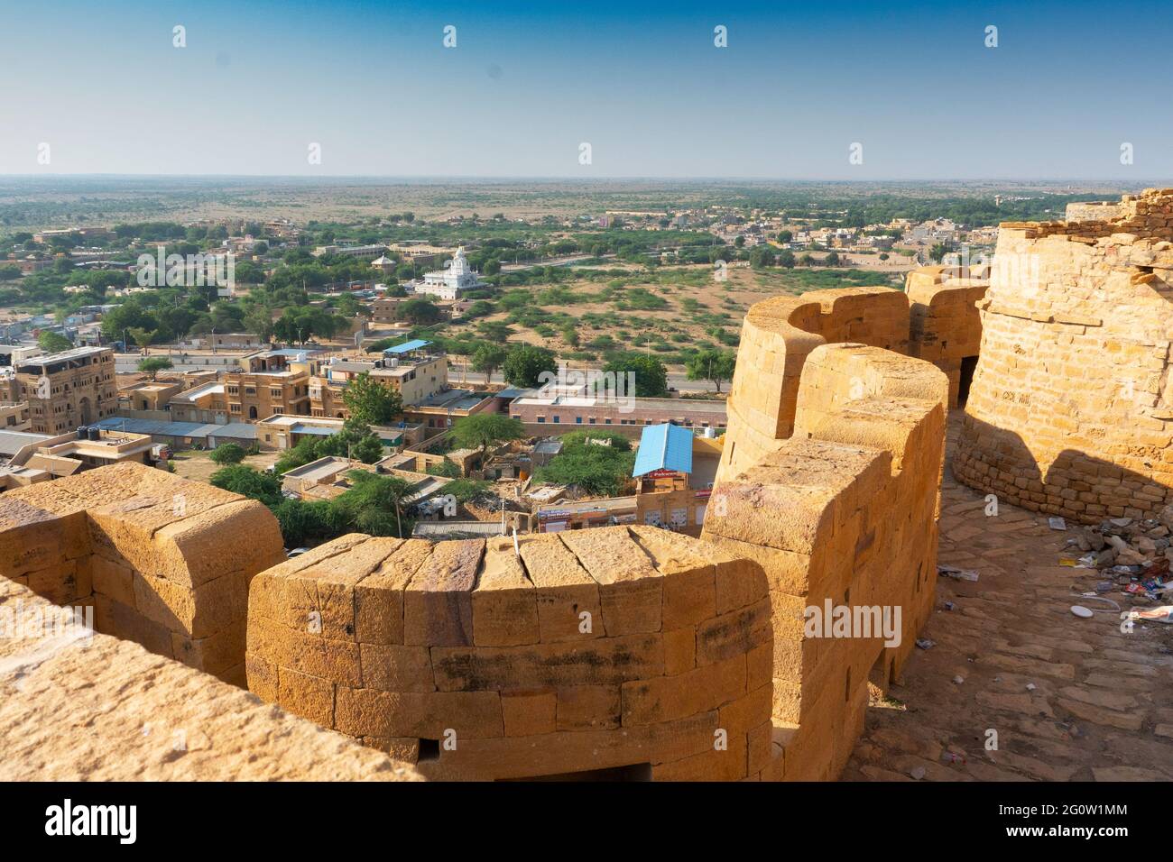 Jaisalmer, Rajasthan, Indien - Oktober 13,2019 : große Mauern von Jaisalmer Fort oder Golden Fort, aus gelbem Sandstein, im Morgenlicht. Stockfoto