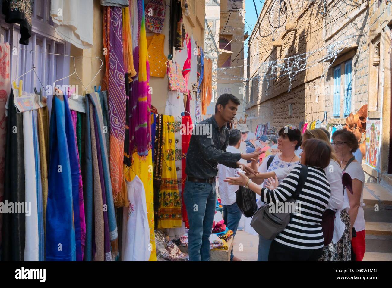 Jaisalmer, Rajasthan, Indien - 13. Oktober 2019 : Bunte Damenbekleidung wird an weibliche Ausländer auf dem Marktplatz im Jaisalmer Fort verkauft. Stockfoto