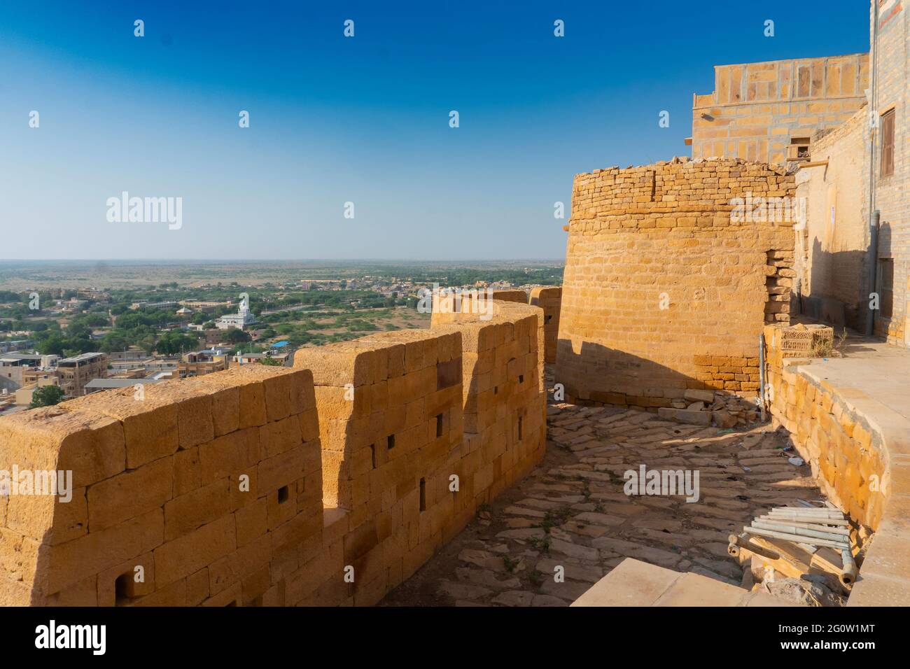 Jaisalmer, Rajasthan, Indien - Oktober 13,2019 : große Mauern von Jaisalmer Fort oder Golden Fort, aus gelbem Sandstein, im Morgenlicht. Stockfoto