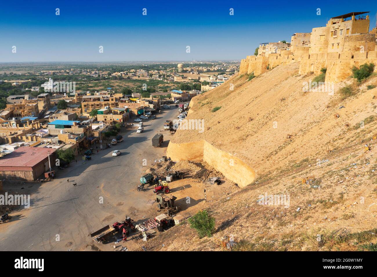 Jaisalmer, Rajasthan, Indien - Oktober 13,2019 : große Mauern von Jaisalmer Fort oder Golden Fort, aus gelbem Sandstein, im Morgenlicht. Stockfoto