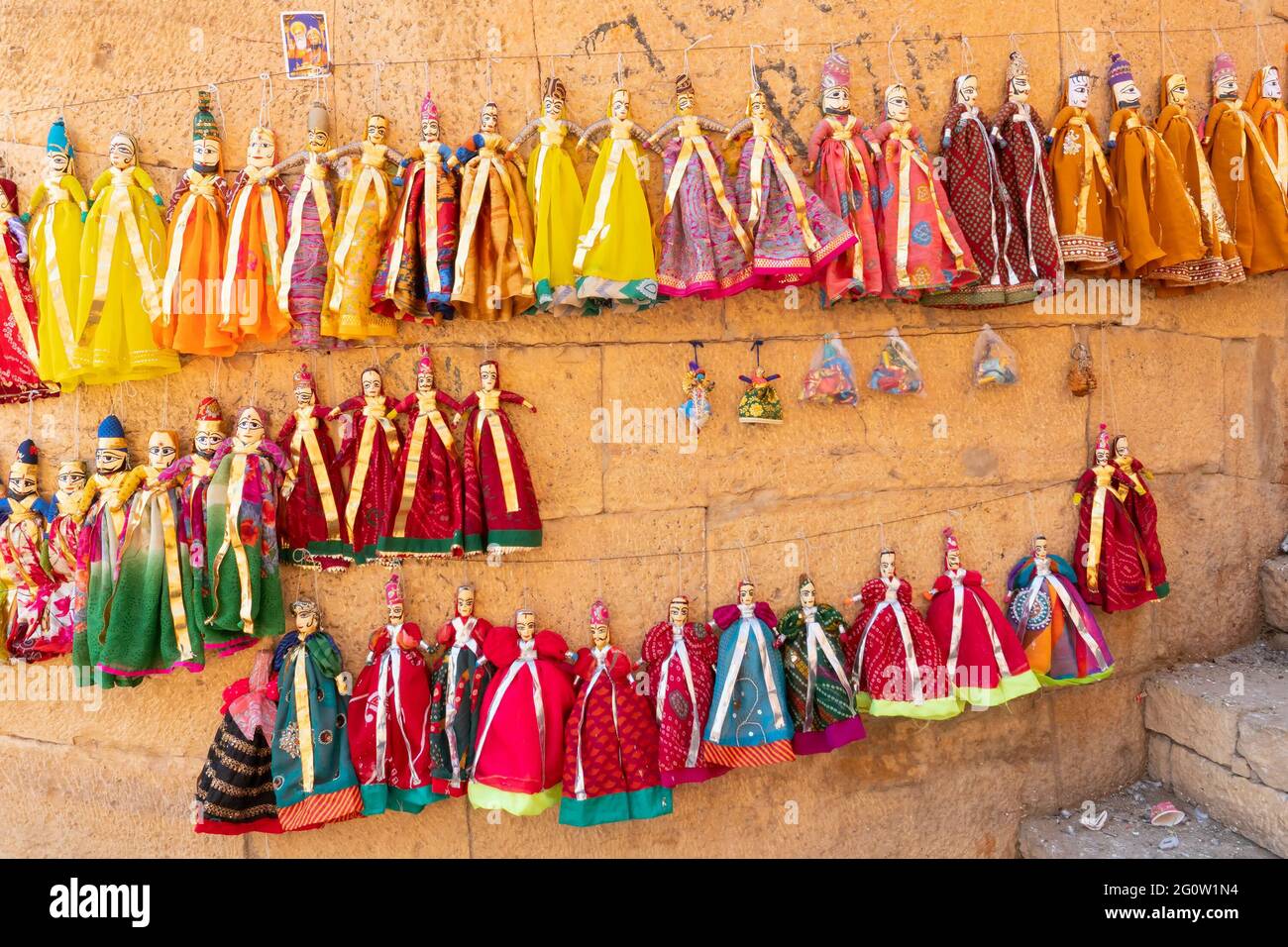 Traditionelle König und Königin, genannt Raja Rani, handgemachte Puppen oder Katputli-Sets hängen an der Wand im Jaislamer Fort, Rajasthan, Indien. Stockfoto